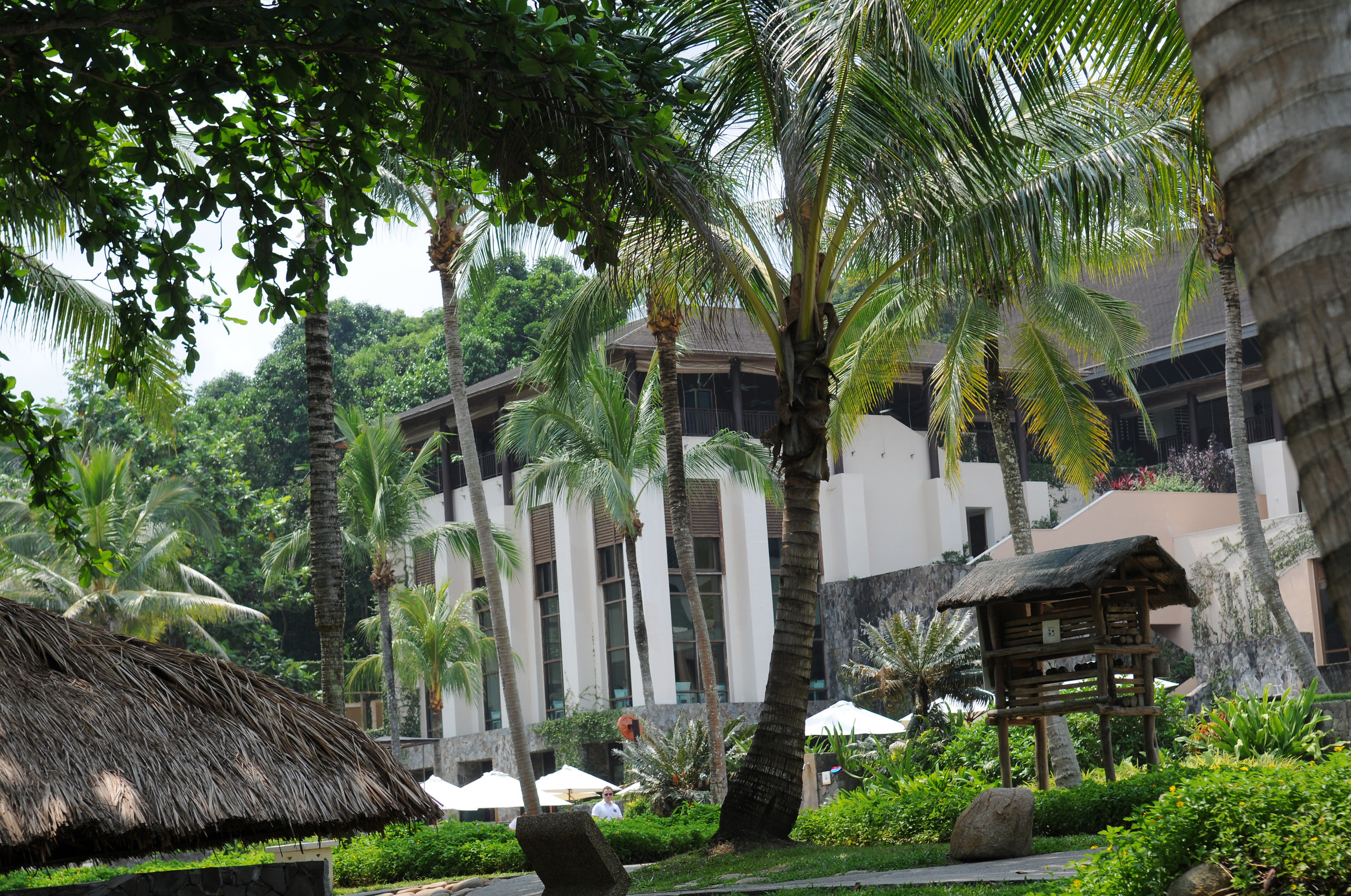 Praia de areia branca e mar do Club Med Bintan Island, na Indonésia