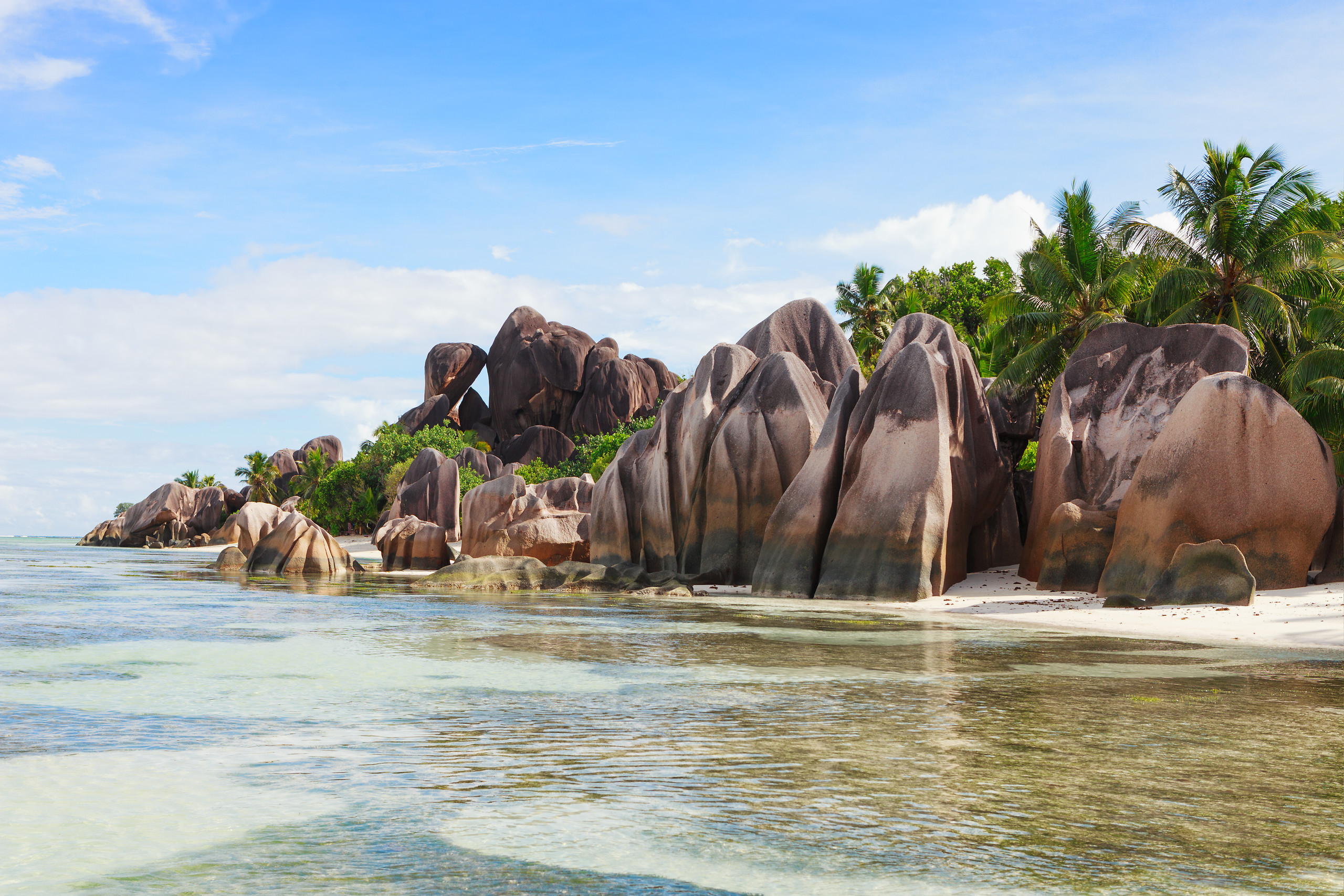 Águas azul-turquesa e vegetação tropical da ilha de Sainte Anne, no Club Med Seychelles