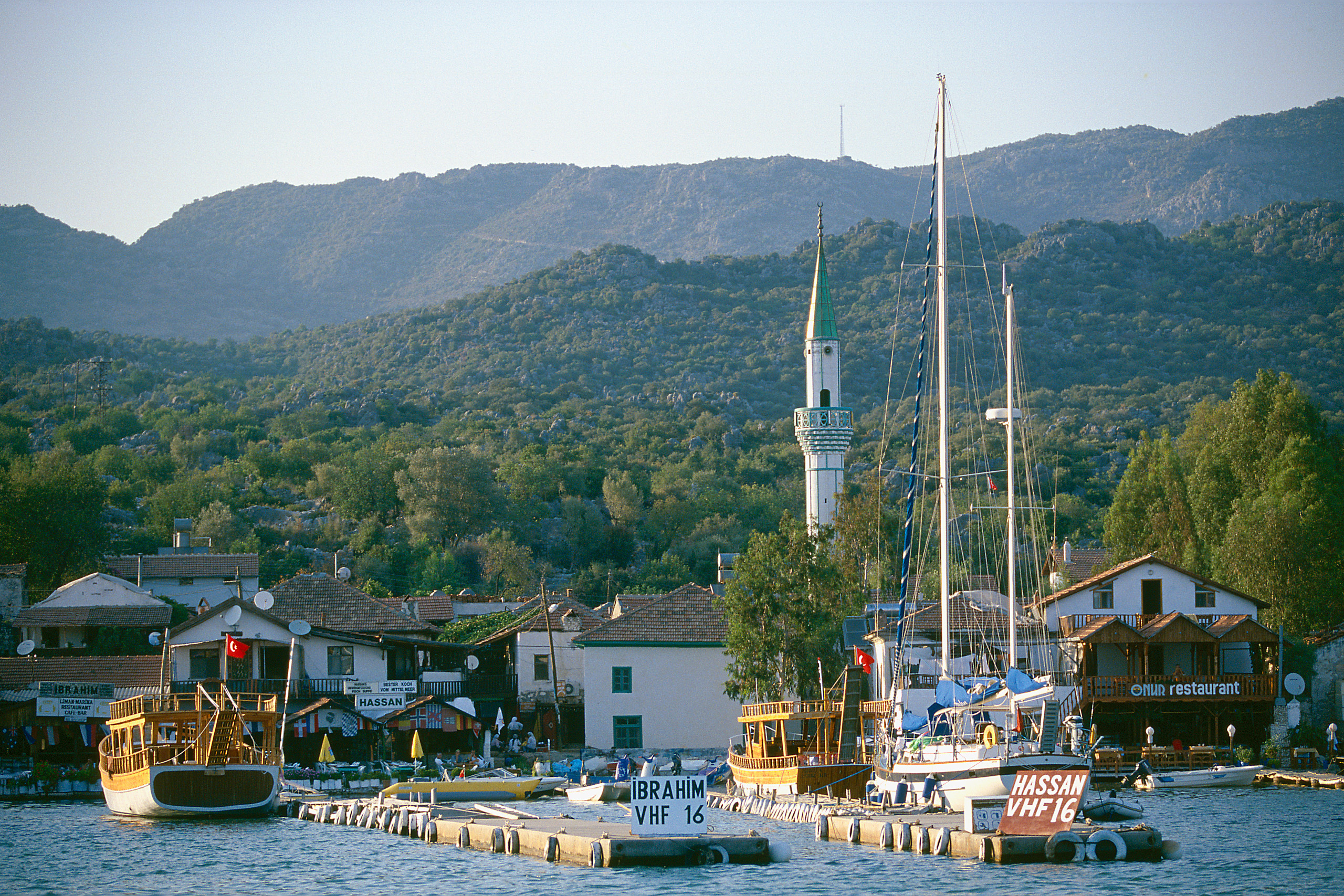 Club Med Palmiye, resort à beira-mar perto de Antalya, com as montanhas Taurus ao fundo