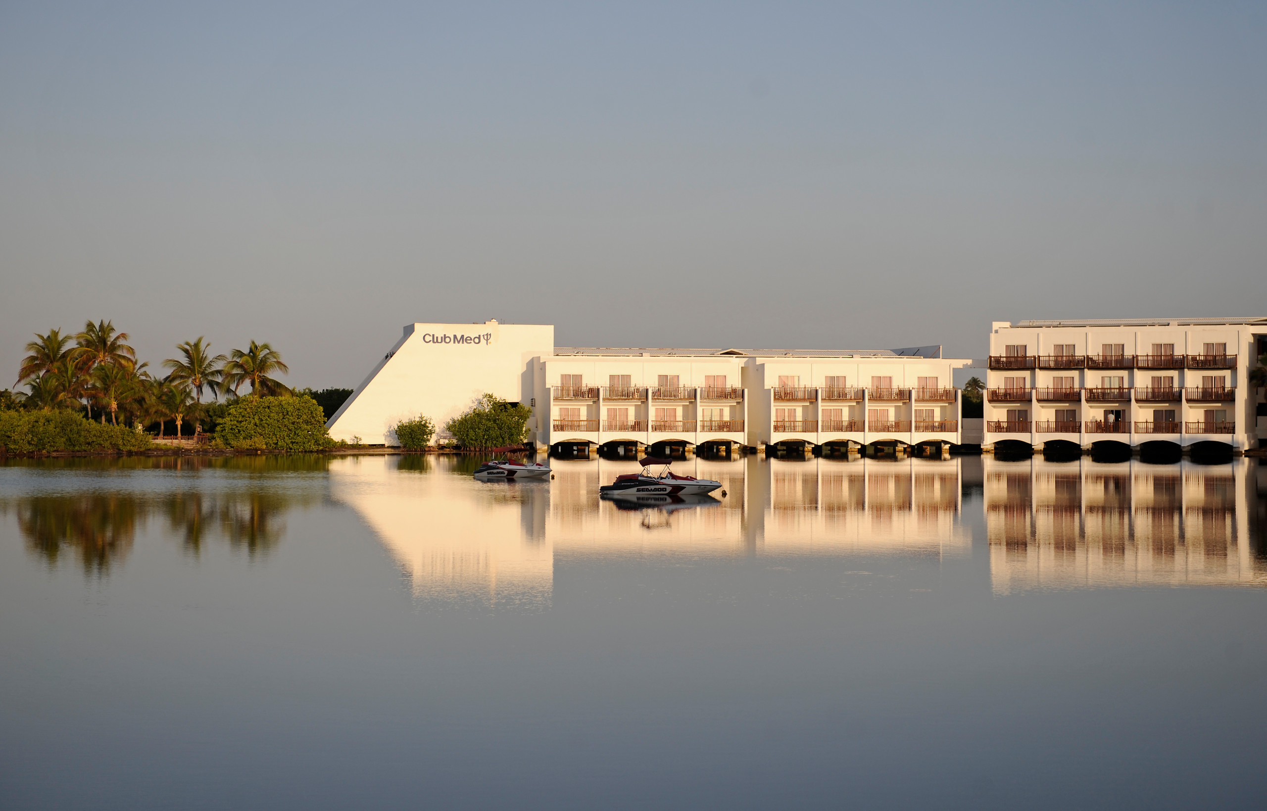 Praia de areia branca do Club Med Cancún, em Punta Nizuc, México
