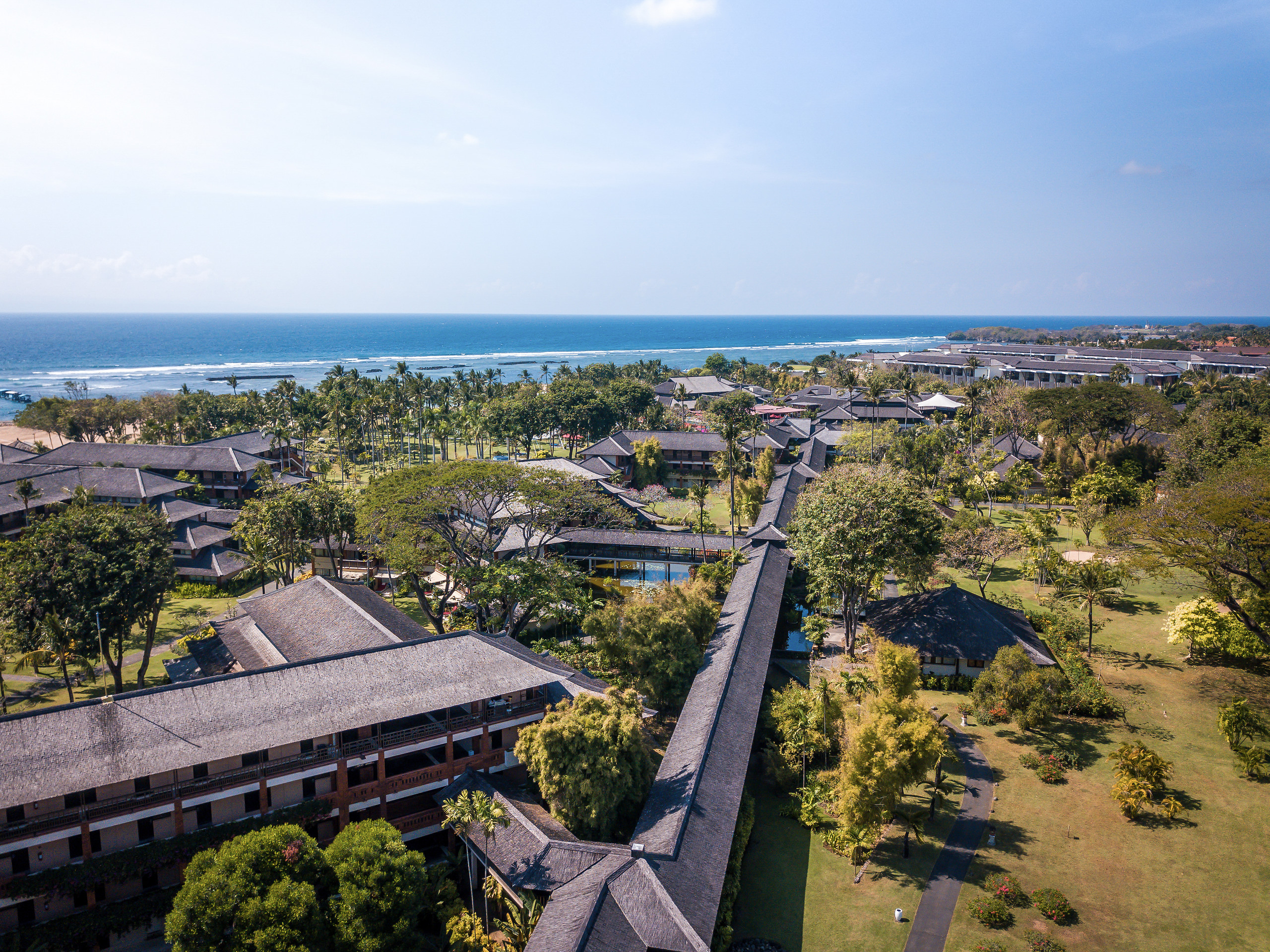 Praia de 500 metros entre buganvílias no Club Med Bali, em Nusa Dua