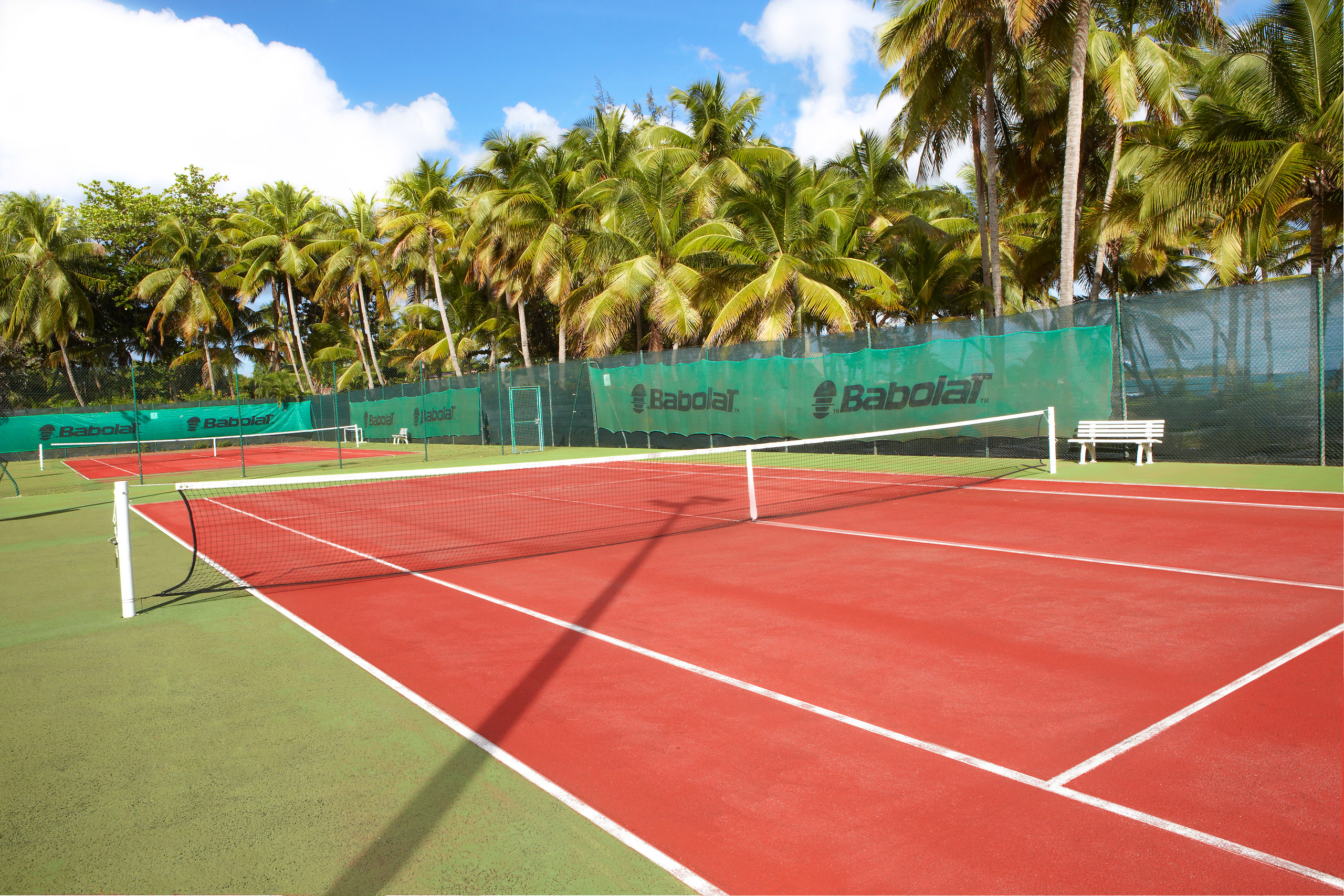 Free access to tennis courts