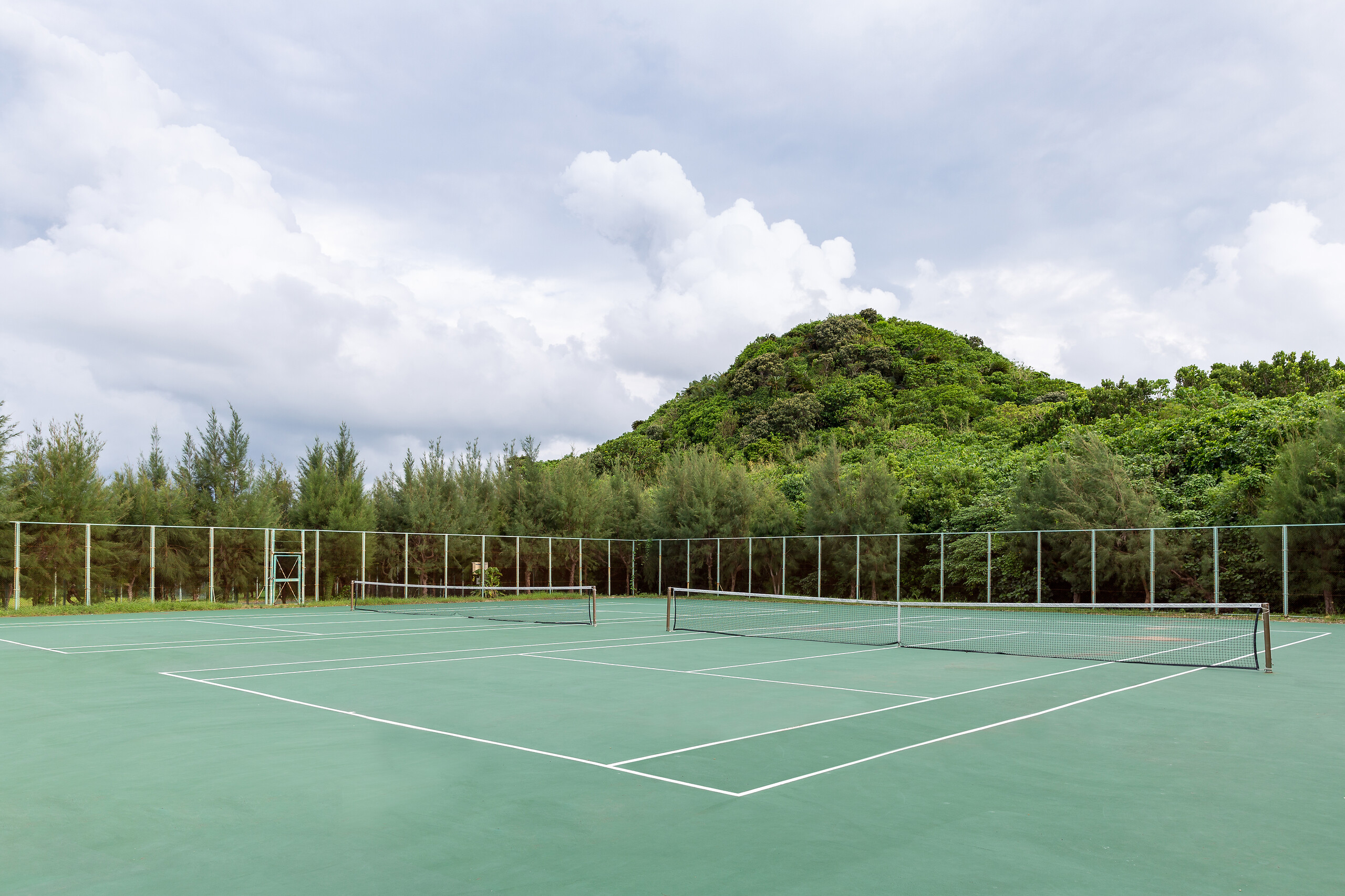 Free access to tennis courts