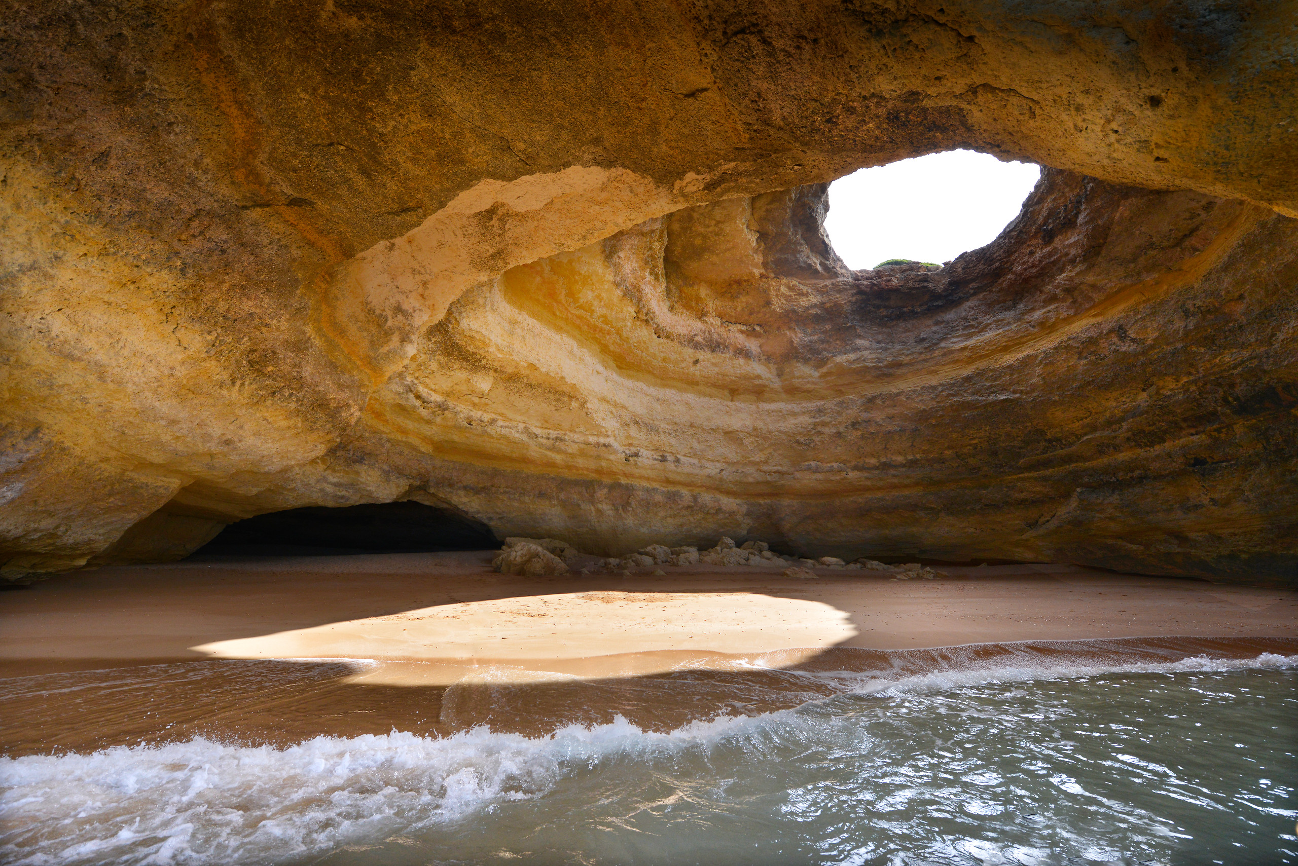 Falésias ocre e piscina do Club Med Da Balaia sobre o Atlântico, no Algarve