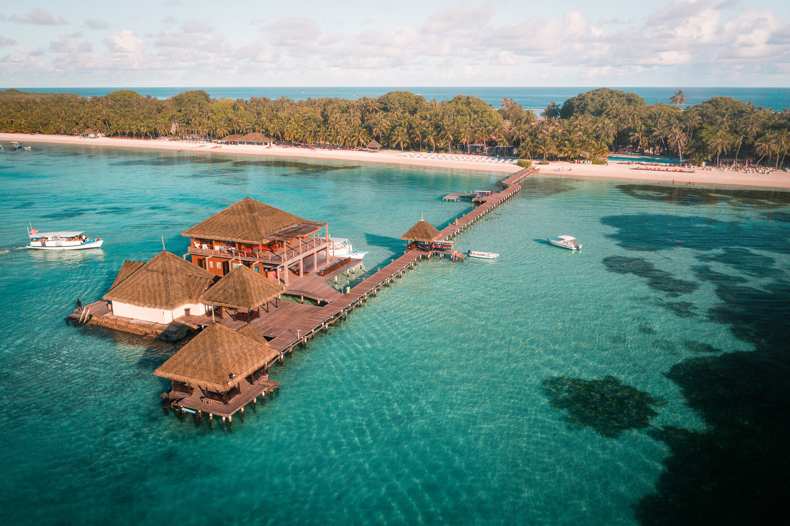 Lagoa turquesa e suítes sobre a água do Club Med Kani, nas Ilhas Maldivas