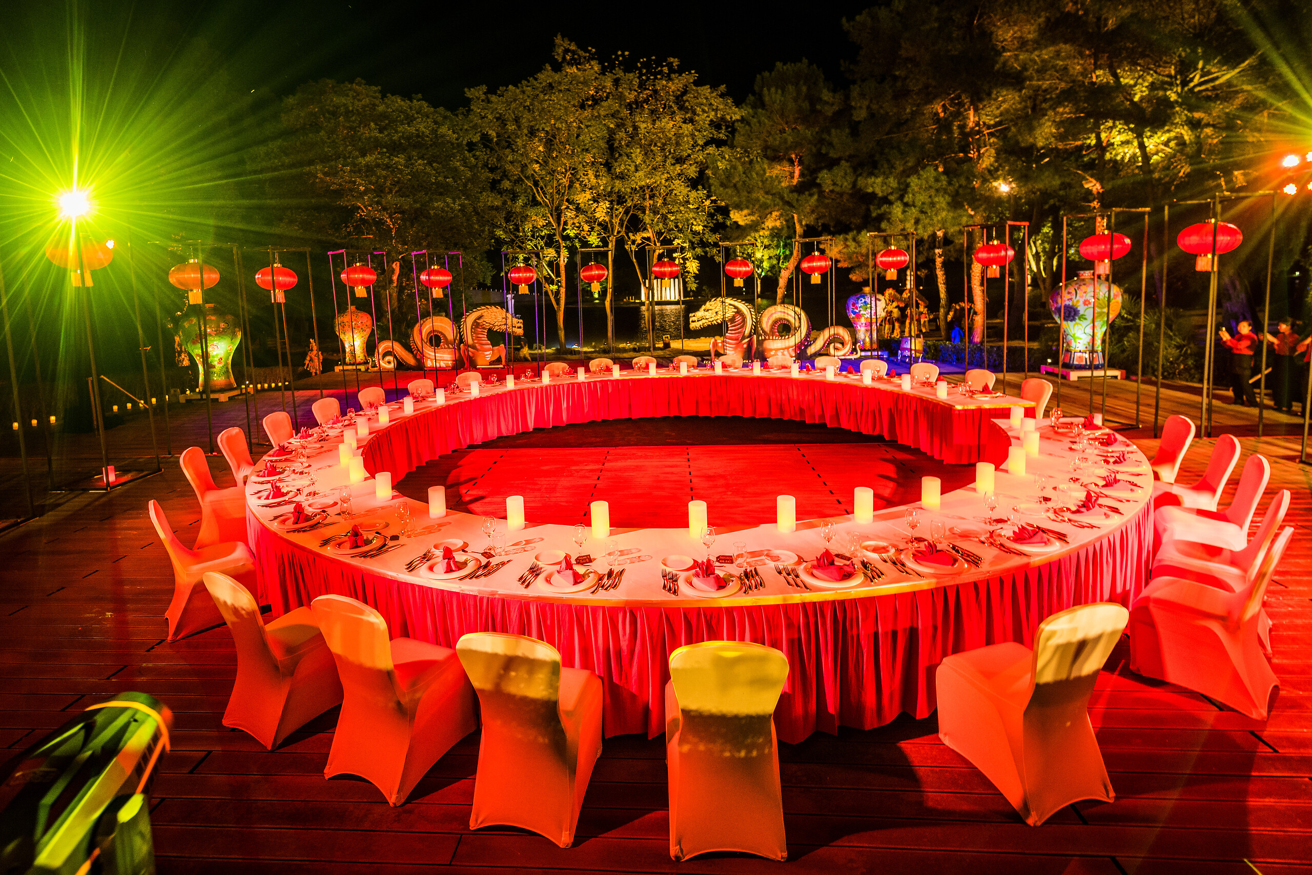 Nomad Dinner & Pool Show