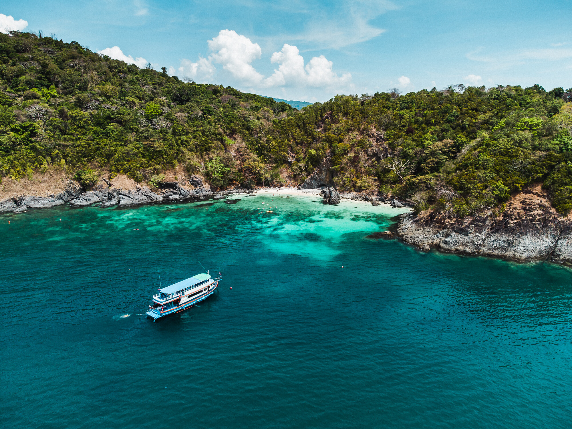 Piscina e coqueiros do Club Med Phuket, na baía de Kata, Tailândia