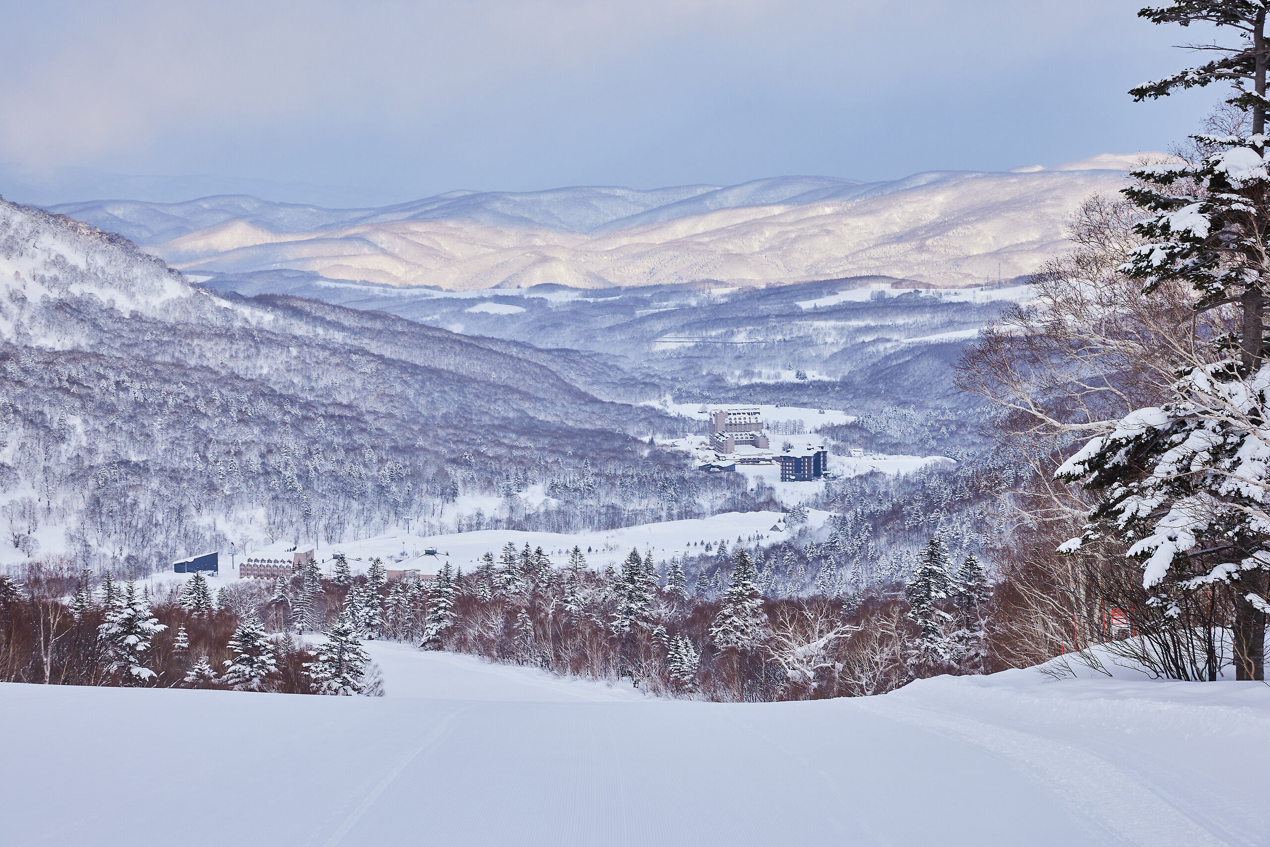 Paisagem de inverno do Club Med Kiroro Peak, cercado pelas montanhas nevadas de Hokkaido, no Japão