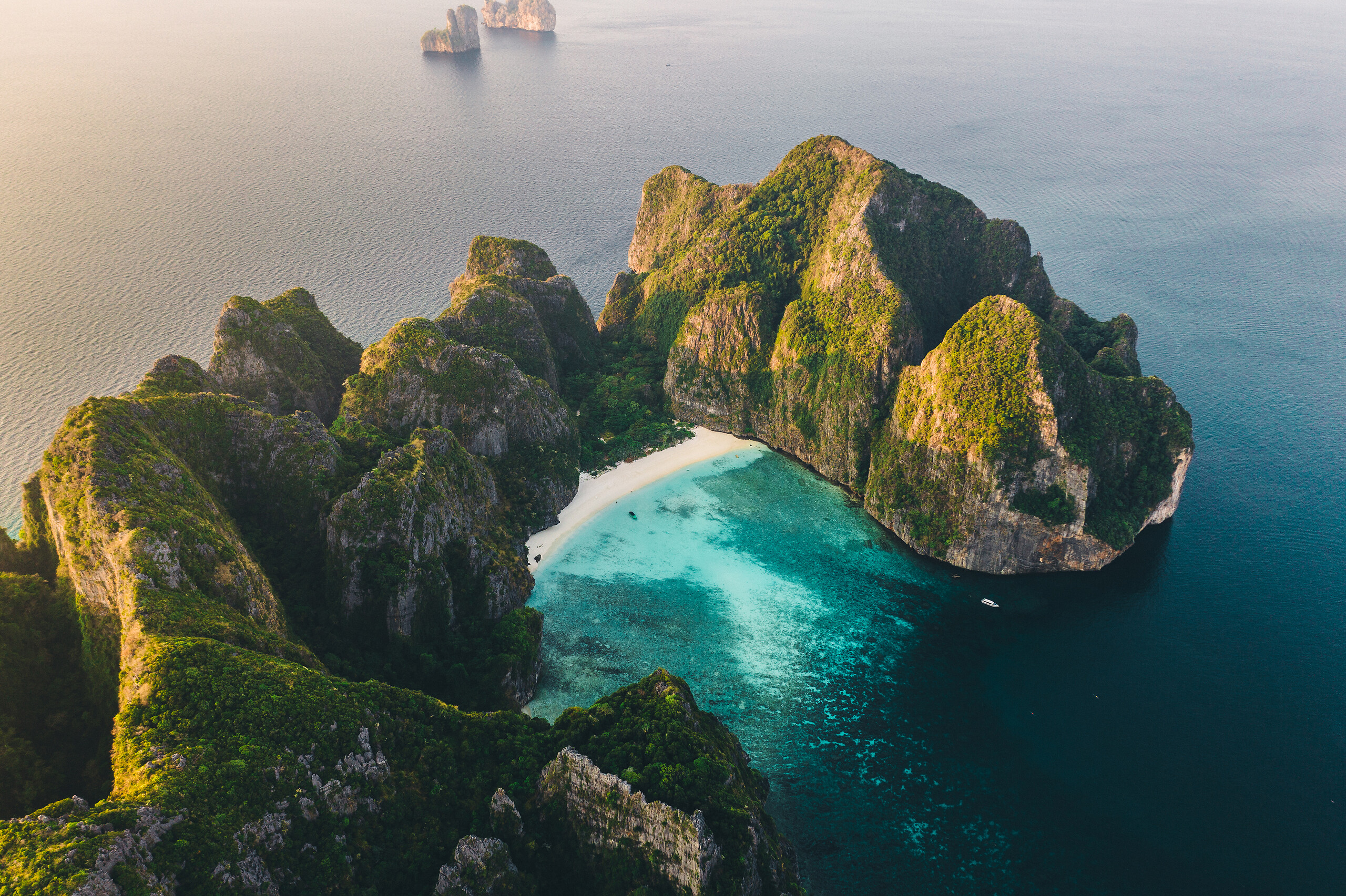 Phi Phi islands by speedboat