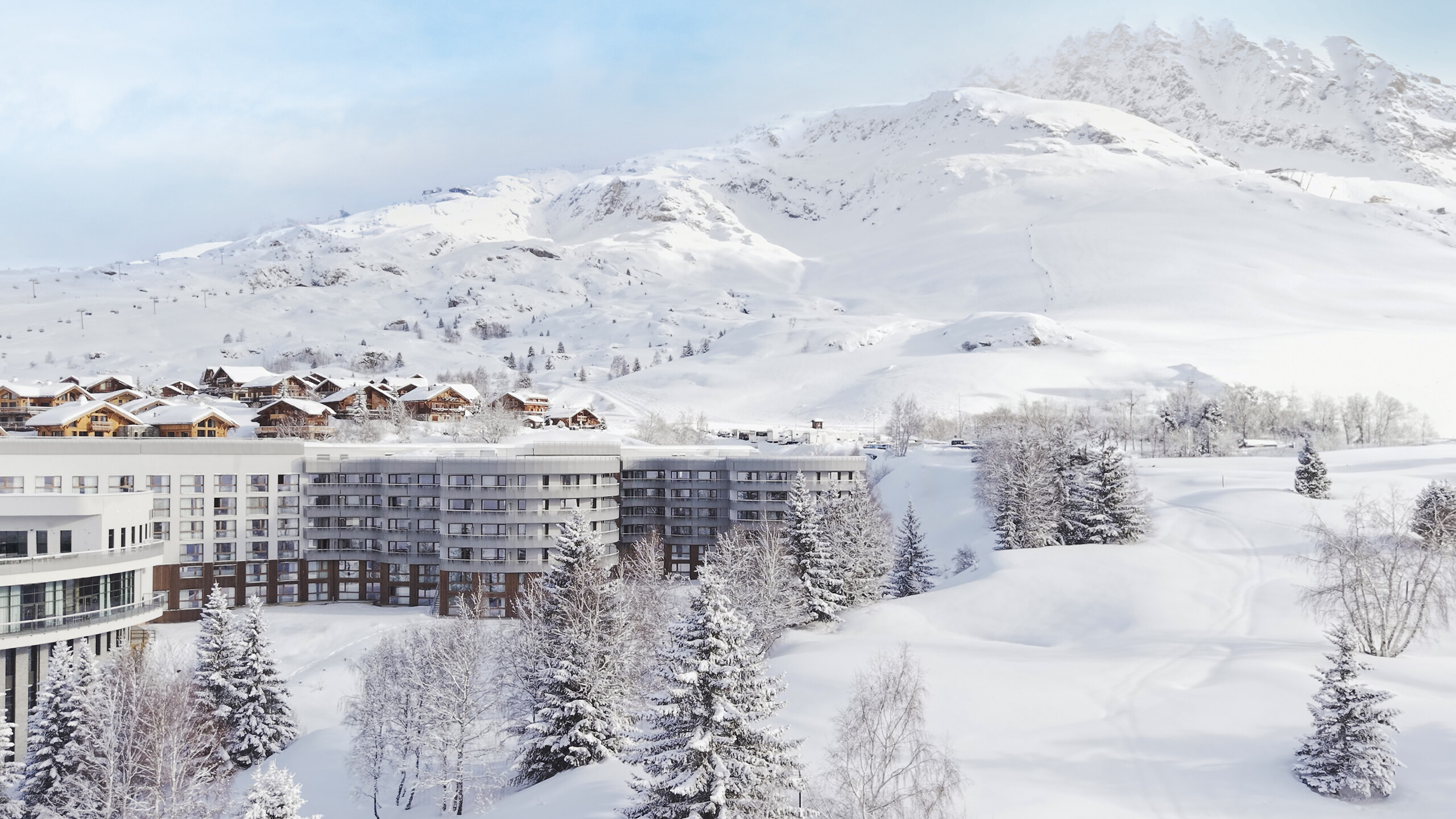 Terraço panorâmico do Club Med Alpe d'Huez com vista para o Vale de l'Oisans coberto de neve