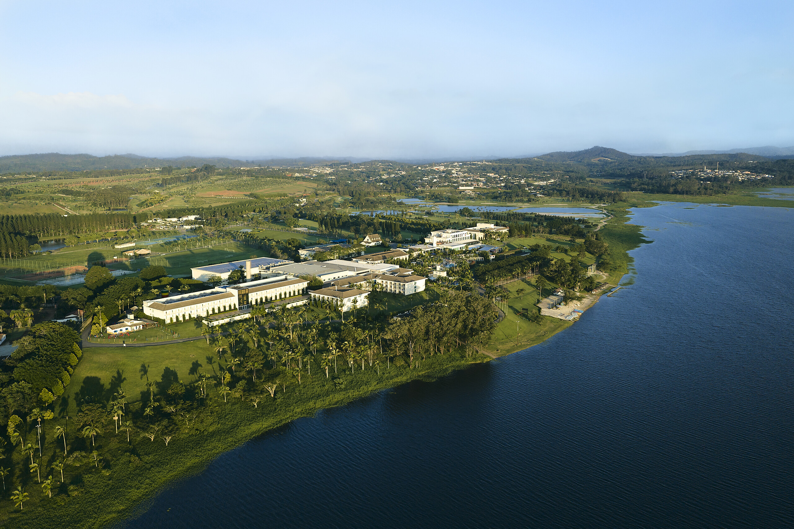 Vista do Club Med Lake Paradise à beira do lago