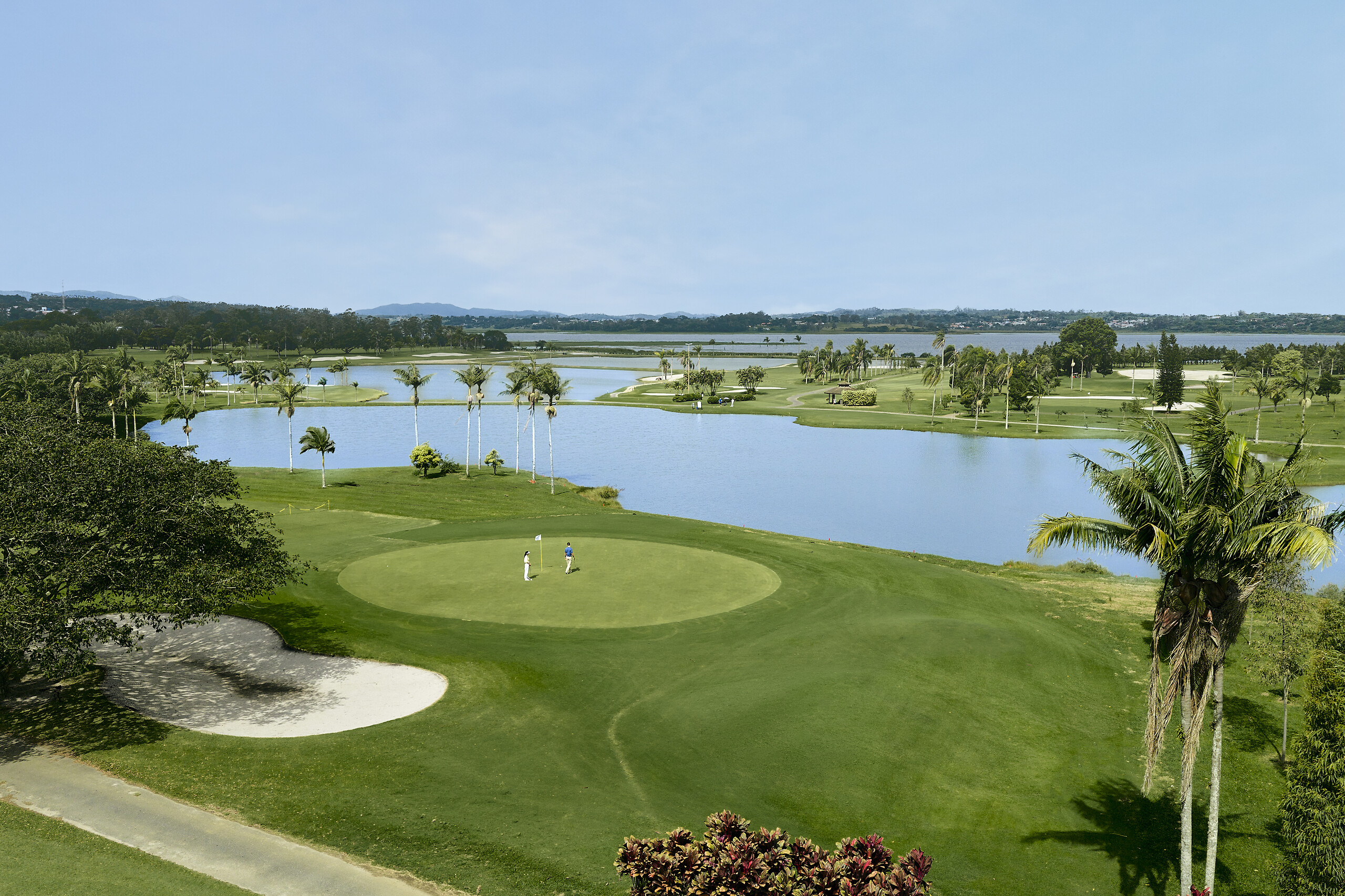 Campo de golfe com vista para o lago